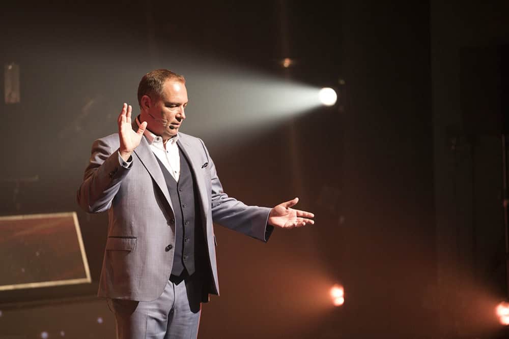 Messmer à l’avant-plan et on lit cinq sens en arrière-plan