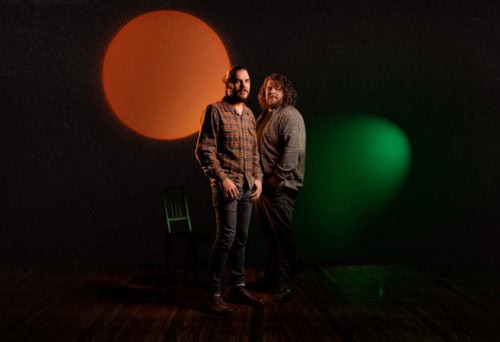 Erik et Sonny Caouette duo 2Frères en 2022, mains dans les poches