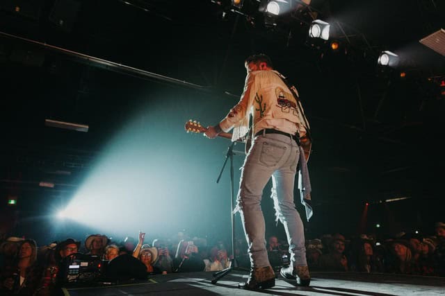 Matt Lang en spectacle seul sur scène.