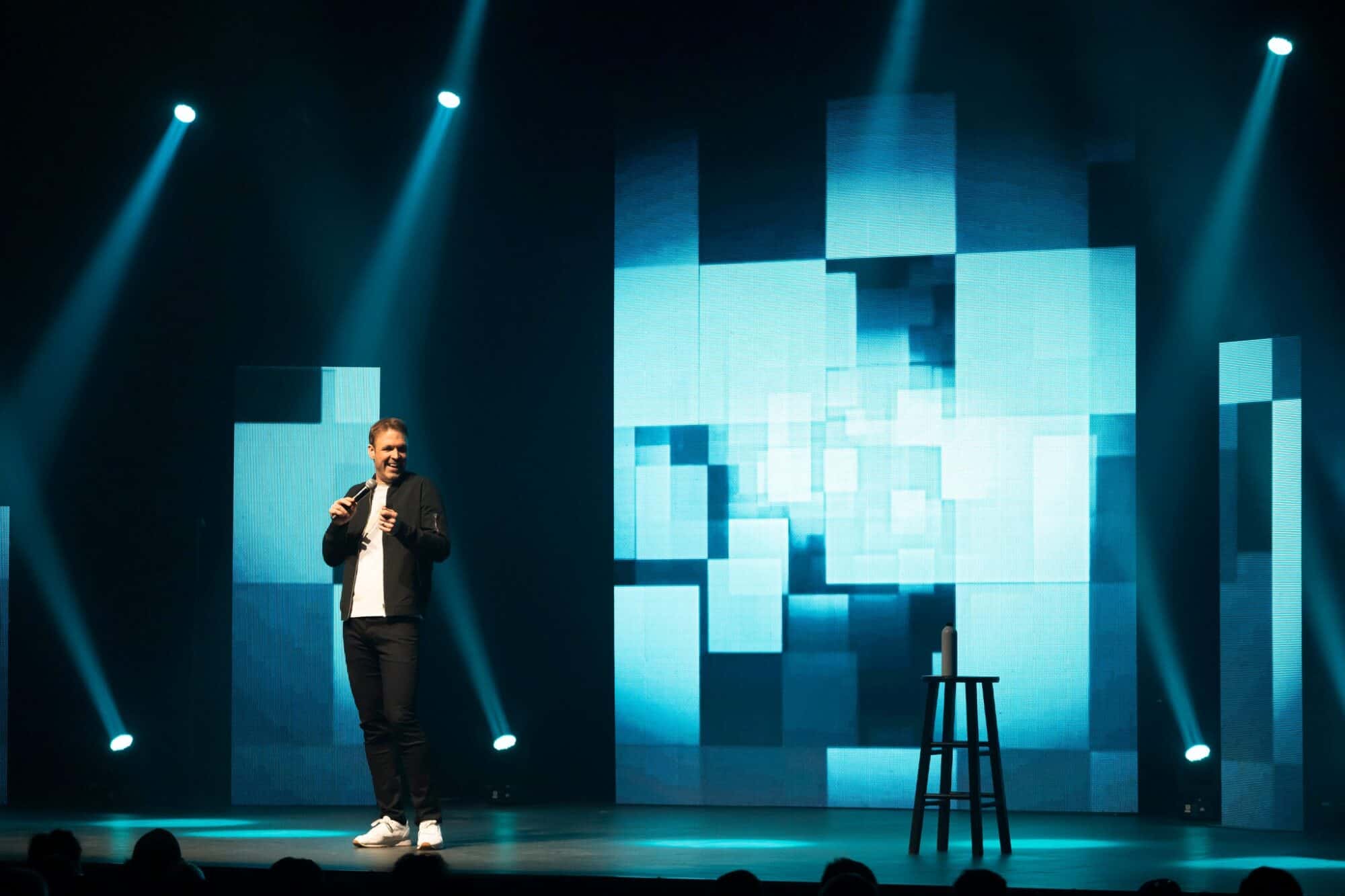 Pierre-Luc Pomerleau est sur la scène avec son 2e spectacle, Moqueur polyglotte, enchaînant les blagues et les imitations.