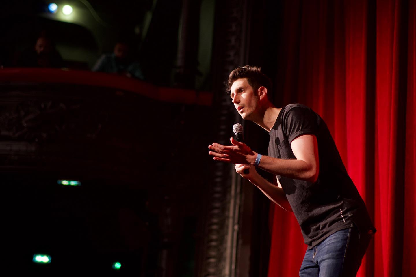 L'humoriste Jérémy Demay est énergique et charismatique. Il vous fera crouler de rire dans Naturel, son 3e one man show