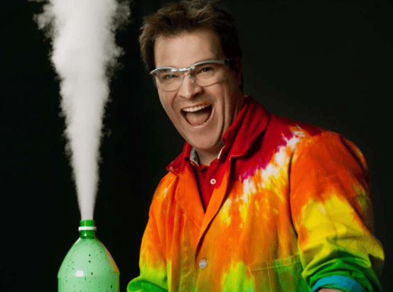 Le vulgarisateur scientifique et animateur Yannick Bergeron en train de faire une expérience de chimie