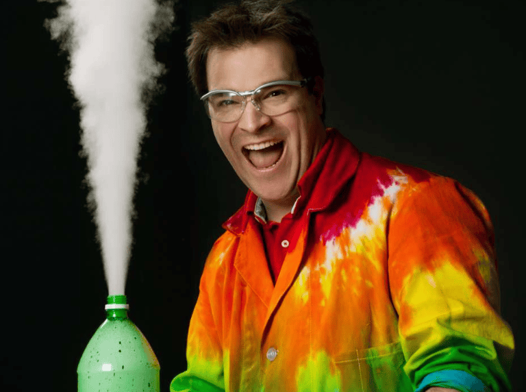 Le vulgarisateur scientifique et animateur Yannick Bergeron en train de faire une expérience de chimie