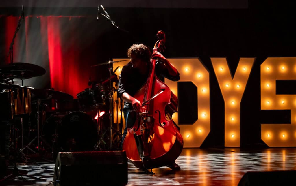Musicien sur scène lors du lancement de la saison d'Odyscène
